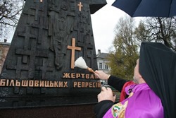 У Бродах посадили «алею миру» та вшанували жертв більшовицьких репресій